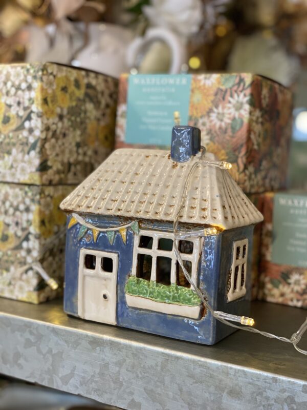 Cotswolds Cottage With Bunting Tea Light House - Image 3